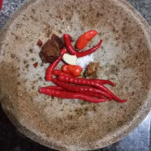 Haluskan bawang putih, kencur, cabe rawit, cabe merah keriting, garam dan gula merah.