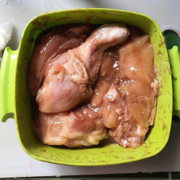 Marinasi ayam biarkan semalam dalam lemari pendingin.