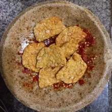 Masukkan tempe goreng, haluskan bersama sambal.