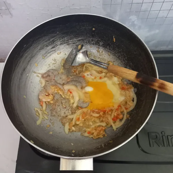 Kemudian masukkan satu butir telur ayam yang sudah dipecahkan dan udang. Kemudian aduk merata hingga menyatu bersama bumbu- bumbu yang tadi dimasukkan.