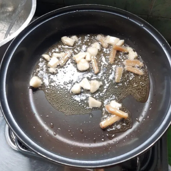 Tumis bawang putih dan jahe.