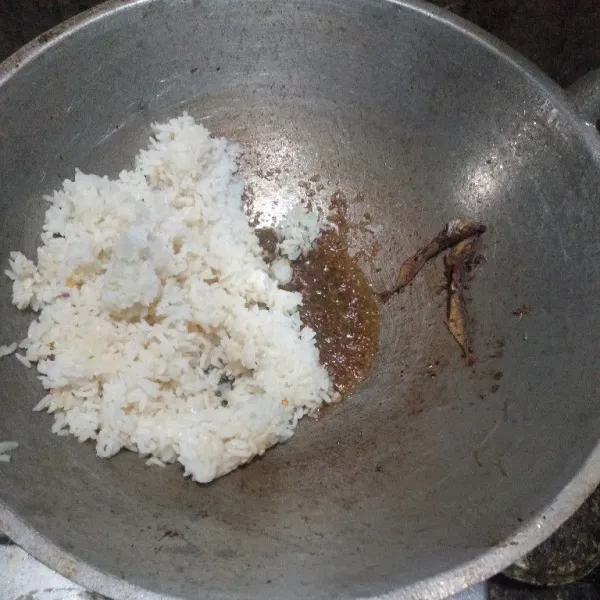 Masukan nasi ke dalam wajan.