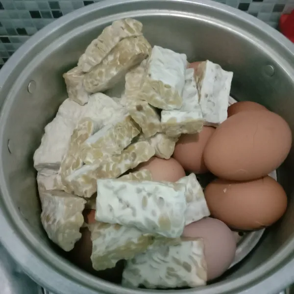 Potong2 tempe sesuai selera, lalu kukus bersama telur dan tahu hingga telur matang
