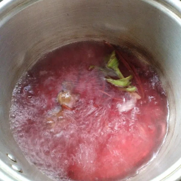 Masak hingga seluruh air berubah merah. Matikan