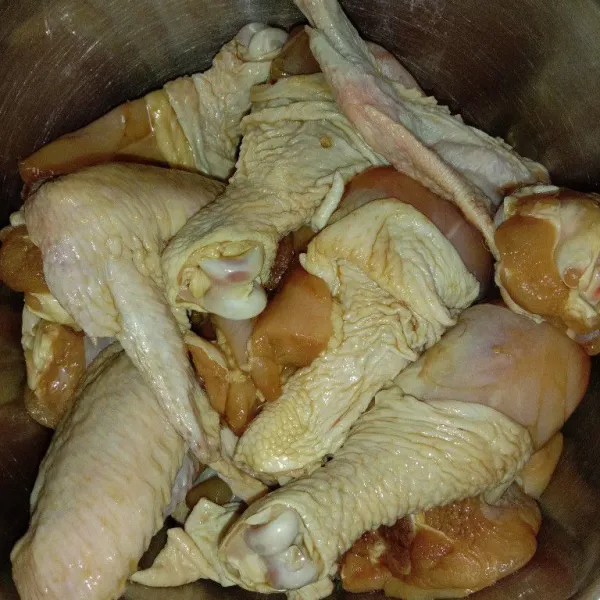 Cuci ayam, baluri dengan sdikit garam dan 1/2 bh air jeruk nipis, remas2 ayam skitar 5 menit lalu bilas dan cuci hingga bersih. Kemudian rendam ayam dengan bumbu marinasi skitar 3-4 jam atau bisa juga semalaman, tutup (simpan didalam kulkas).