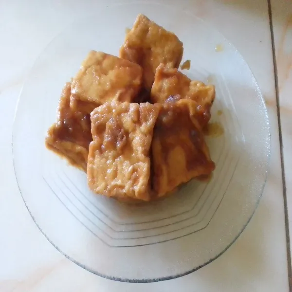 Tahu bacem siap disajikan