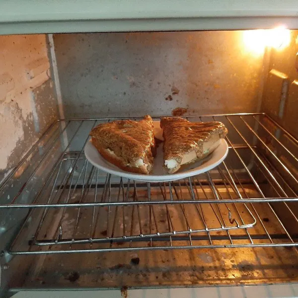 Panggang roti hingga bagian pasta kopi meleleh dan mengeras, keluarkan dari oven, sajikan selagi hangat