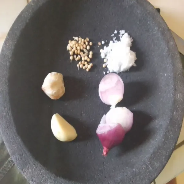 Haluskan semua bumbu