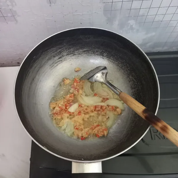 Masukkan bawang bombay yang sudah diiris beserta semua bumbu yang sudah dihaluskan ke dalam teflon.