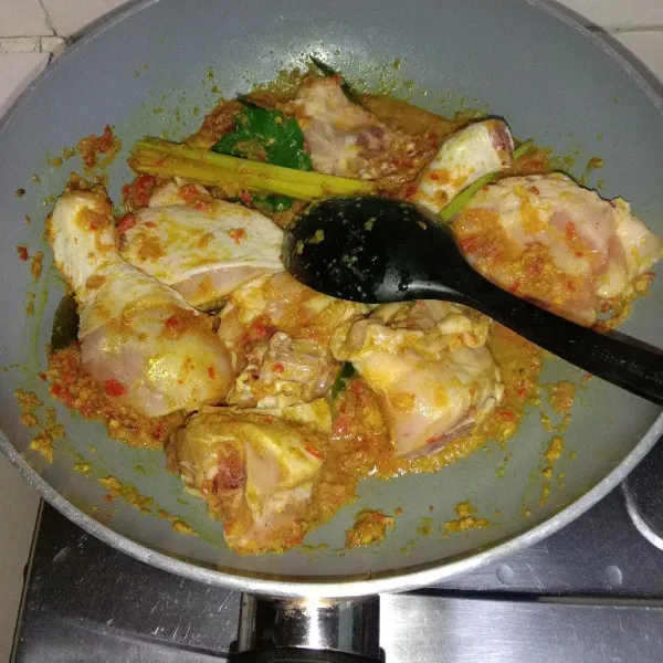 Masukkan potongan ayam, masak sampai berubah warna.
