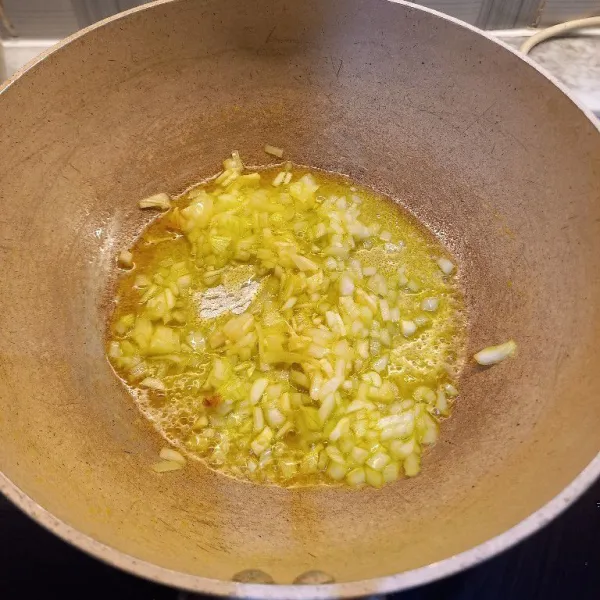 Panaskan margarin dan olive oil. Tumis bawang sampai harum