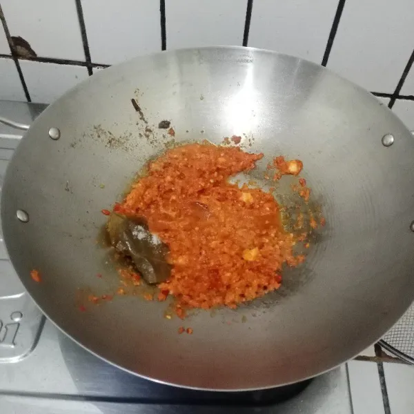 Masukkan daun jeruk. Tumis sambal di api kecil hingga wangi & matang (sambal kental & berubah warna)