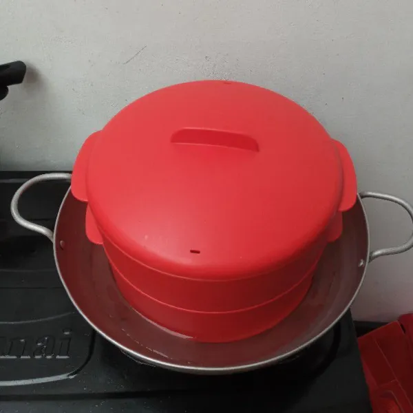 Panaskan kukusan hingga benar-banar panas dengan api sedang