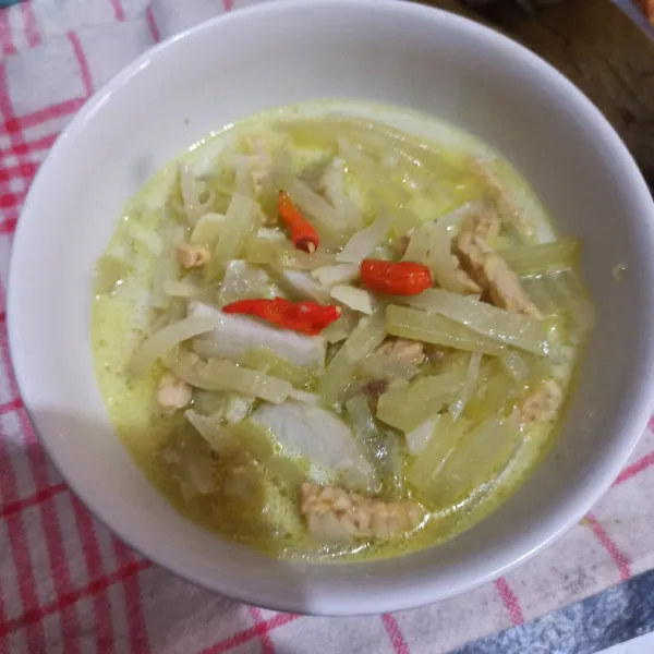 Potong lontong di mangkok, beri sayur manisa.