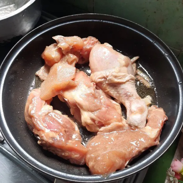 Masukan ayam yang sudah diungkep lalu tambahkan air.