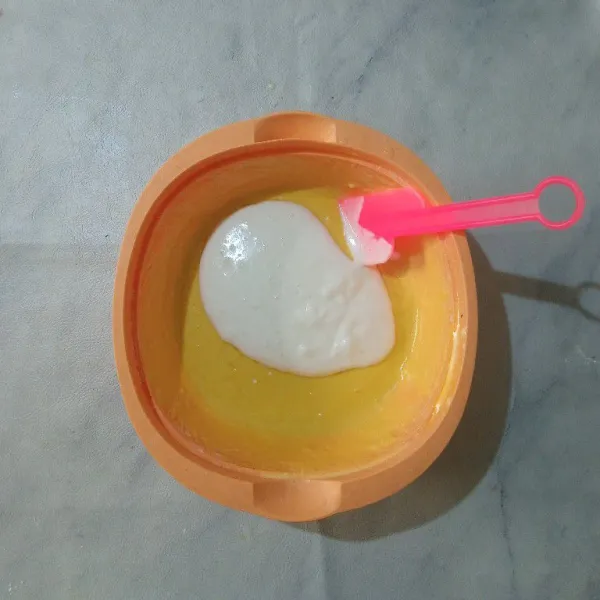 Campur kocokan putih telur ke dalam adonan pasta, aduk balik dengan menggunakan spatula.
