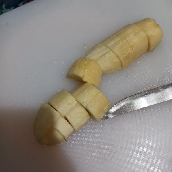 Potong pisang kecil-kecil.