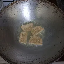 Goreng irisan tempe hingga matang, tiriskan.