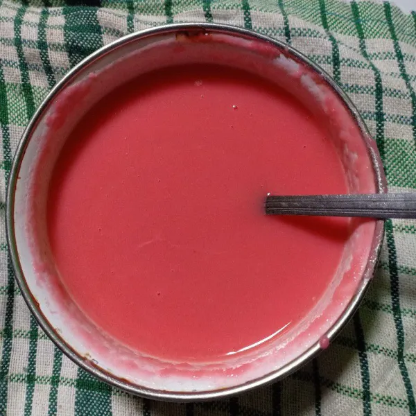 Dalam wadah tim potongan coklat strawberry dan margarin hingga meleleh