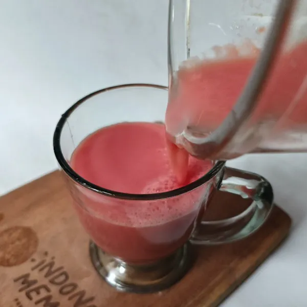 Tuang ke dalam gelas dan jus semangka siap disajikan!