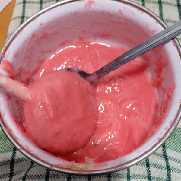 Celupkan oreo pops pada lelehan coklat strawberry