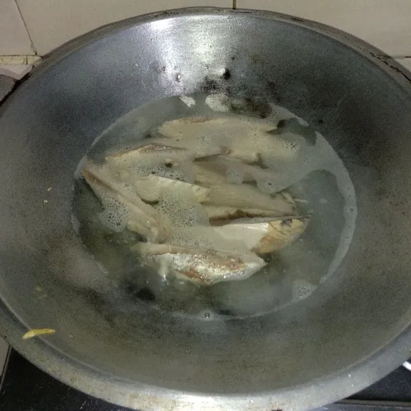 Rebus atau bisa juga rendam dalam air panas, ikan tongkol sekitar 3-5 menit, tiriskan.