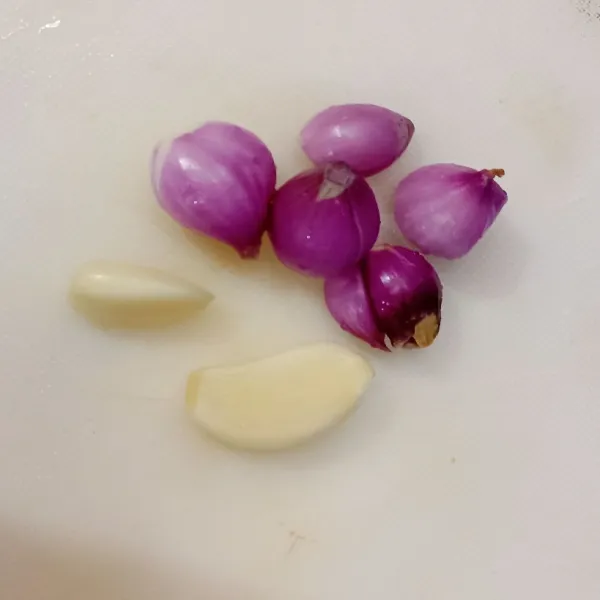 Siapkan semua bahan. Kupas, kemudian cuci bersih. Sisihkan.