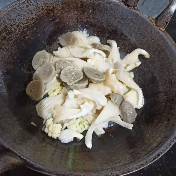 Setelah setengah matang, masukkan jamur dan bakso.