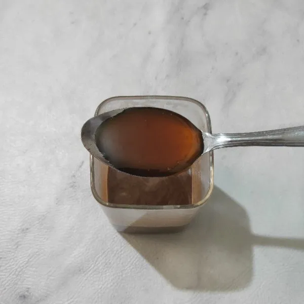 Tambahkan sirup moka.