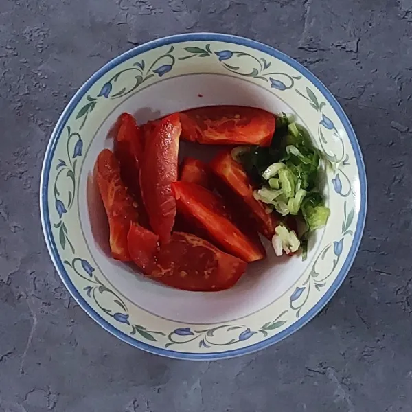 Potong² tomat, daun bawang dan seledri