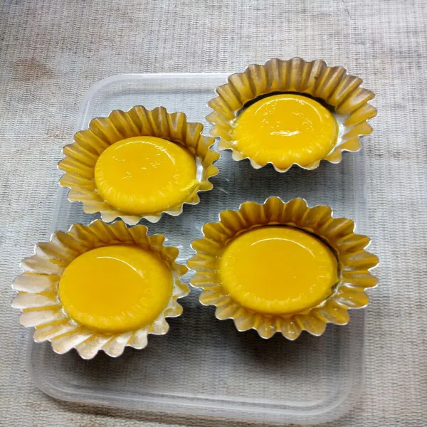 Setelah puding kuning set. Letakkan posisi terbalik puding kuning ke dalam cetakan pie hingga menyerupai kuning telur.