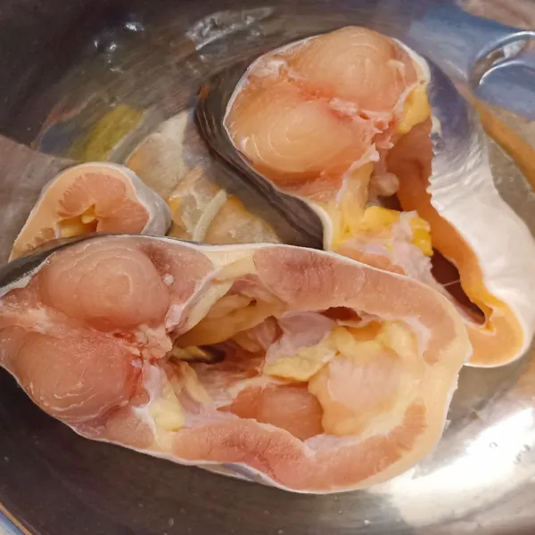 Cuci bersih ikan, lalu beri perasan air jeruk nipis. Diamkan selama kita meracik bumbu. Lalu cuci bersih lagi dan sisihkan.
