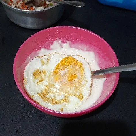 Larutkan tepung, kemudian masukkan telur ceplok, lalu goreng.