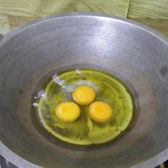 Orak-arik telur lalu sisihkan di tepi wajan.