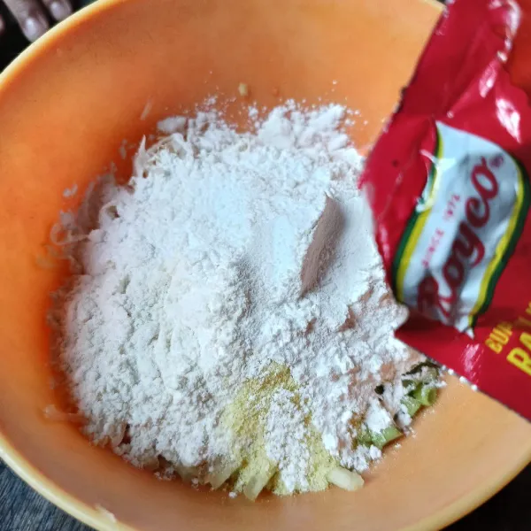 Kemudian masukkan tepung terigu, tepung beras, bawang putih, dan kaldu ayam bubuk.
