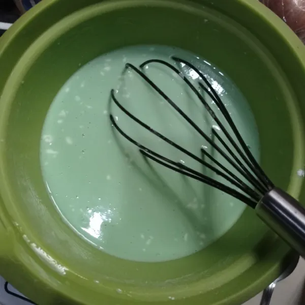 Masukkan semua bahan lapisan hijau ke dalam wadah, lalu aduk rata sampai adonan tidak bergerindil. Kemudian sisihkan.