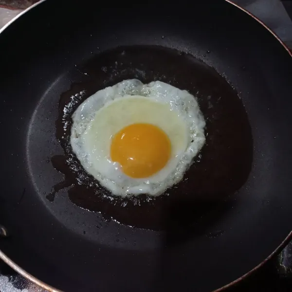Buat telur ceplok setengah matang.