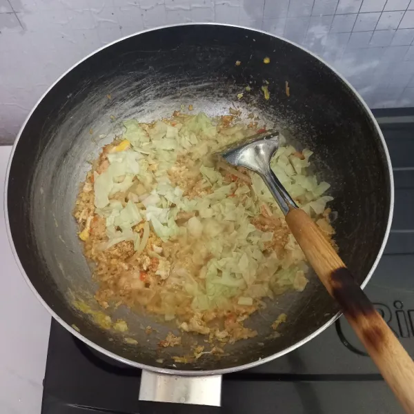 Selanjutnya masukkan kol putih yang sudah diiris tipis.