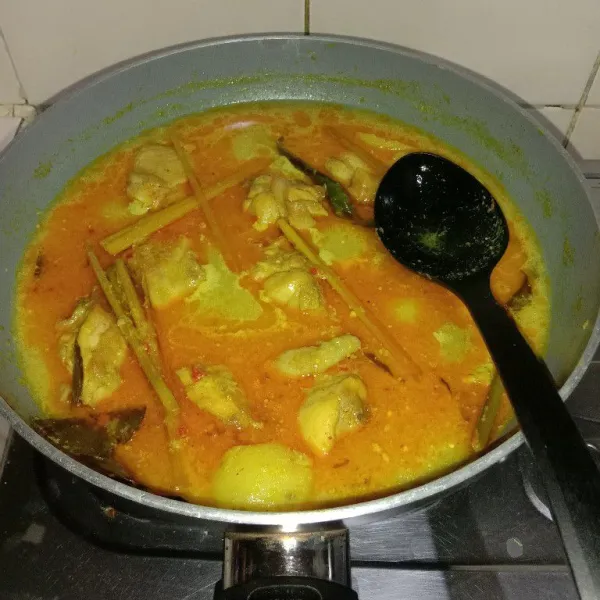 Tuang santan encer masak sampai ayam hampir matang, kemudian tambahkan potongan kentang, masak sampai mendidih.