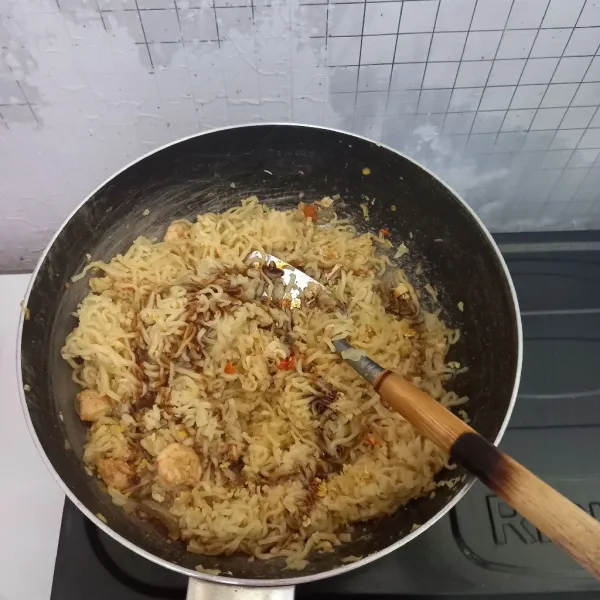 Masukkan kecap, untuk takarannya sesuai dengan selera masing-masing.