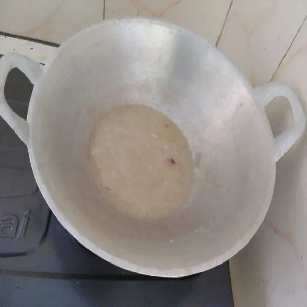 Tambahkan air, gula, dan kecap