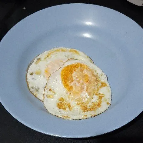 Pertama goreng telur ceplok.