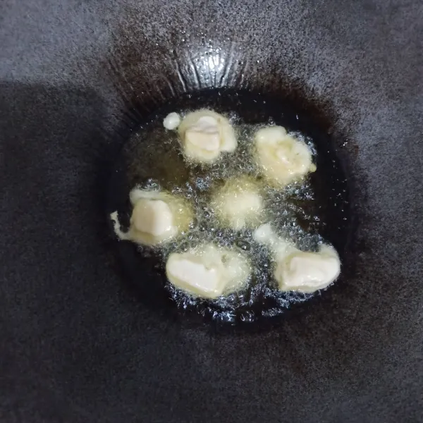 Masukkan pisang ke adonan tepung, kemudian goreng di minyak panas satu persatu hingga matang.