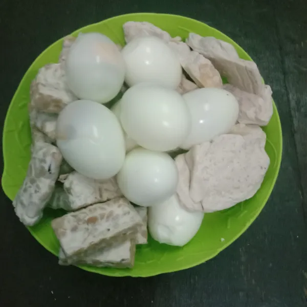 Kupas kulit telur lalu sisihkan bersama tahu dan tempe
