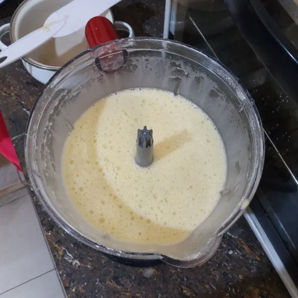 Tuang margarin cair & telur secara bertahap & bergantian, ke wadah adonan, aduk hingga semua bahan tercampur rata (pastikan tidak ada adonan yang menggumpal), & diamkan sekitar 1 jam.