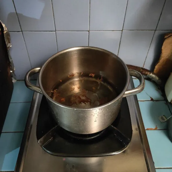 Siapkan panci, rebus air dan bawang goreng sampai mendidih.
