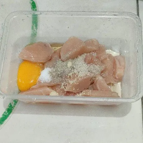 Campur ayam dengan telur, garam, penyedap rasa, gula pasir.