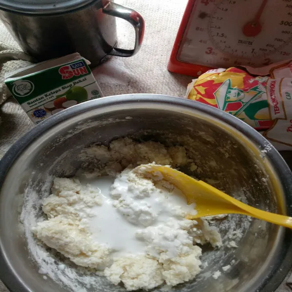 Di dalam wadah bersih, masukkan tepung terigu. Tuangkan air mendidih ke dalam wadah sambil diaduk-aduk menggunakan garpu/sendok. Masukkan santan instan. Aduk rata kembali. Biarkan adonan biang menjadi suhu ruang.
