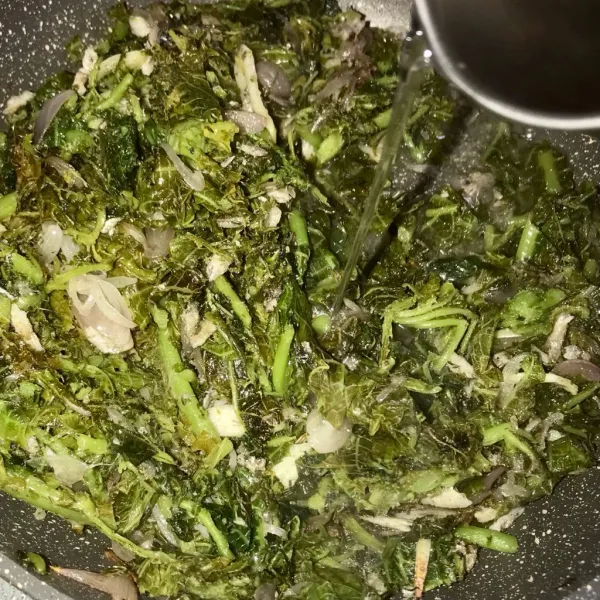 Beri tambahan air dan saus tiram.