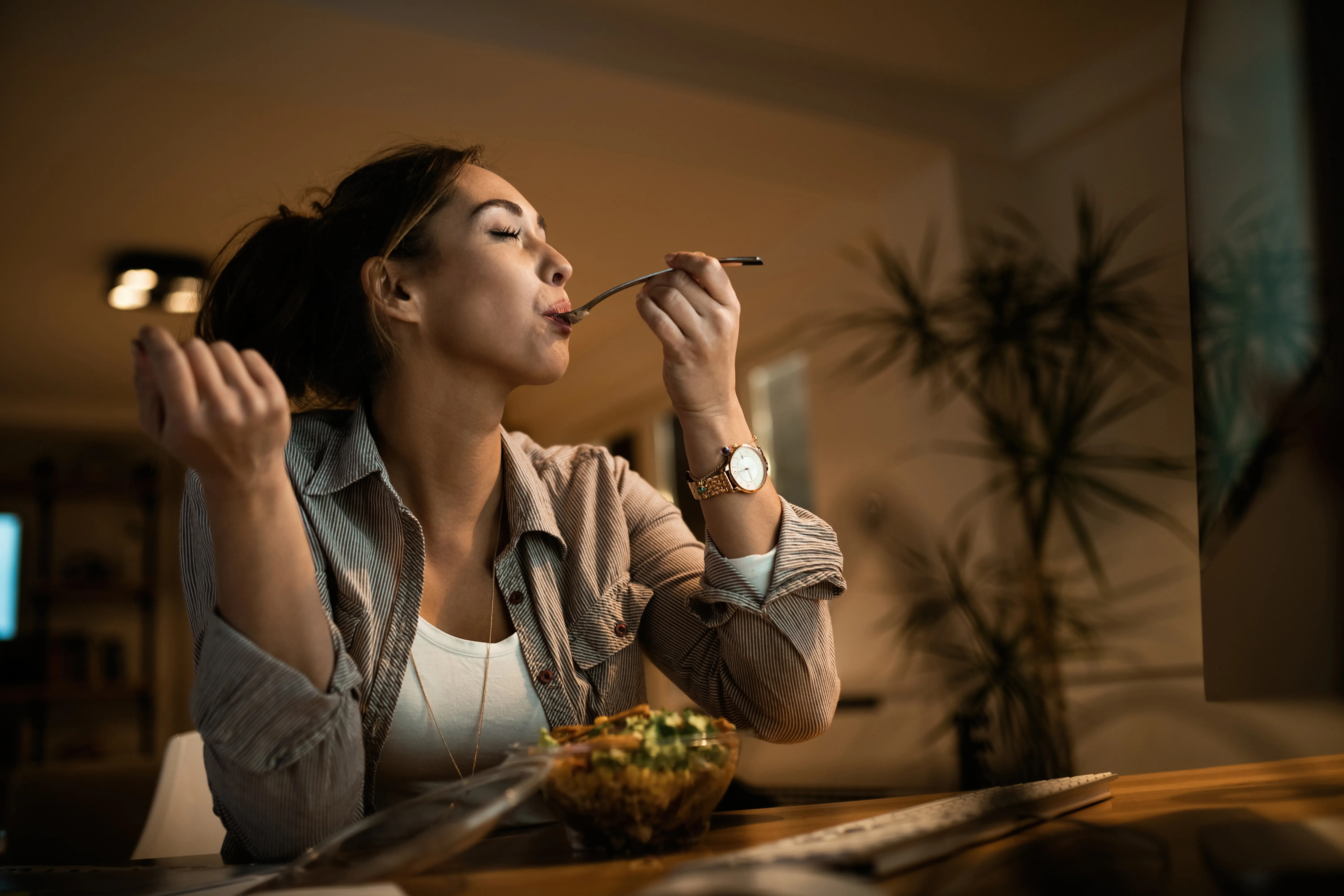 Seorang perempuan sedang makan salad